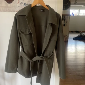 Grön jacka/overshrit - Mörkgrön jacka/overshirt från Ginatricot, bra skick, lite använd. Storlek xs