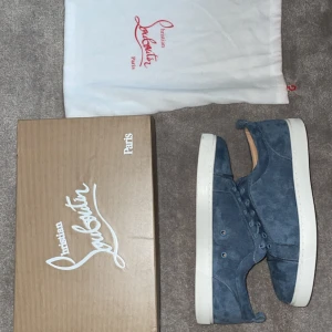 CHRISTIAN LOUBOUTIN - Christian Louboutin skor 10/10 skick, nästan helt nya dom är använda en gång. Kvitto medföljer. Pris går att diskutera  Kan skickas i hela Sverige 