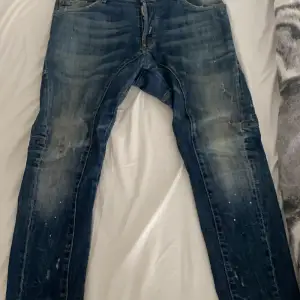Hej jag säljer Dsquared2 jeans i använd skick inget e fel på den har haft den ett tag den är äkta inte fake. Priset kan diskuteras vid en snabb affär