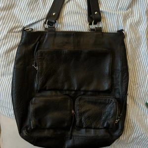 Läder väska - Super snygg, praktisk och rymlig väska från STOCKH LM💕 Gjord av 100 % äkta läder. Super bra skick!!