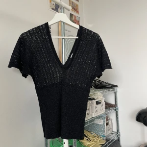 Stickad svart topp m lite glitter  - Så fin och skön stickad topp med lite glittrigt svart tyg som är köpt i Barcelona. Fin kvalitet! 🪩🪩