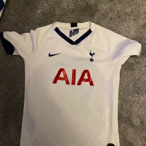 Tottenham tröja - Hitta denna i garderoben. Inte säker vilket år men några år gammal. 