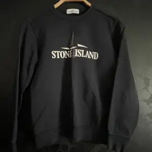 Stone island junior tröja som är väldigt bra skick av färgen marinblå. Storlek 10 /142 skulle tippa på cirka xs.