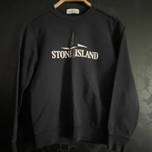 Stone island junior - Stone island junior tröja som är väldigt bra skick av färgen marinblå. Storlek 10 /142 skulle tippa på cirka xs.
