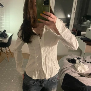 Åtsydd skjorta  - Super cool skjorta från Brandy Melville! Modellen är åtsydd kring midjan vilket ger snygg passform😍 Storleken är one size fits all men jag skulle säga att det motsvarar ungefär S/Xs