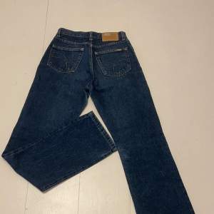 Mid/low waist jeans i modellen straight🩵