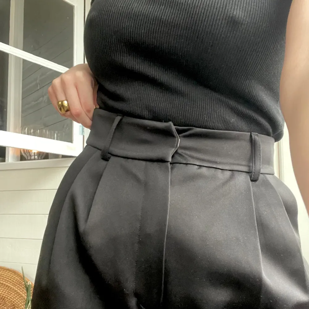 Svarta silkes kostymbyxor. Supersköna och super snygga!🖤 Använda 3 gånger. Hanna Schönbergs kollektion. . Jeans & Byxor.