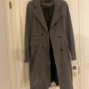 Zara kappa - En lång och fin kappa som når till över knäna. Inga defekter och säljes pga för liten storlek. Skriv för mer information eller bilder😁
