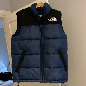 NorthFace puffervest - Nästintill oanvänd bäst i nyskick. Västen är självklart äkta