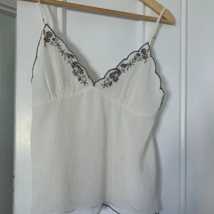 Zara topp - Super gulligt zara linne, perfekt till sommaren! Aldrig använd💘🌸