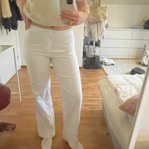 linnebyxor - vita linnebyxor strl S, lite små på mig som vanligtvis bär M  jag är 169cm lång och byxorna slutar vid ankeln på mig 