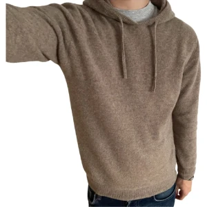 G.O.T Hoodie - Sjukt snygg hoodie från märket G.O.T, helt oanvänd. 100% Merinoull. Storlek L. Finns även i färgen Grå (se andra inlägget.)