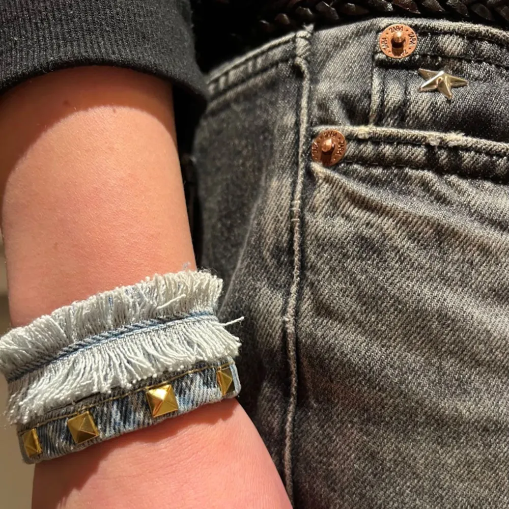 Vi säljer armband inom vårt uf. Är ni intresserade kan ni skicka in vilket slags armband ni vill ha så gör vi ett till dig🥰 Instagram: camjeansuf  Enkelt: 69kr  Dubbel: 119kr . Accessoarer.