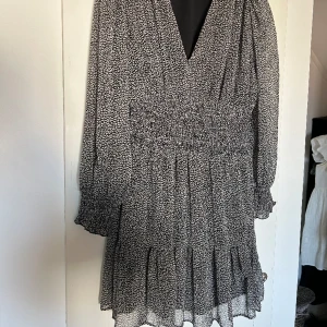 Klänning från Zara - Fin klänning från zara med leopard mönster och små guldiga insydda trådar. Använd få gånger och inga defekter förekommer💗