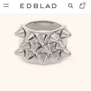 Säljer nu min ring från Edblad då den inte kommer till användning, inga skador eller missfärgningar ✅ Storleken är i S (16,8 mm) Prisförslag ✅  För egna bilder eller frågor så kom privat 😚