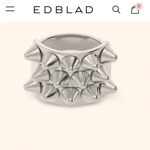 Peak Ring Steel - Säljer nu min ring från Edblad då den inte kommer till användning, inga skador eller missfärgningar ✅ Storleken är i S (16,8 mm) Prisförslag ✅  För egna bilder eller frågor så kom privat 😚