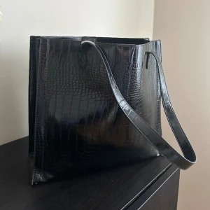 Svart väska - Svart väska i krockodilmaterial🖤