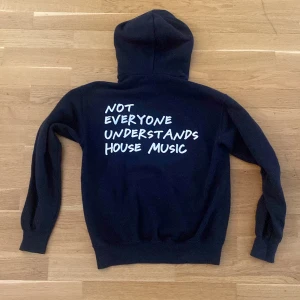 Roscali Hoodie - Tja säljer denna as feta limiterade Marcus rolf/pascali ”not everyone understands house music” hoodien. Köptes här på plick men fraktades dirrekt från Pascali i dm. Storlek S, inga defekter eller liknande! Priset ej hugget i sten! (Endast testad på)