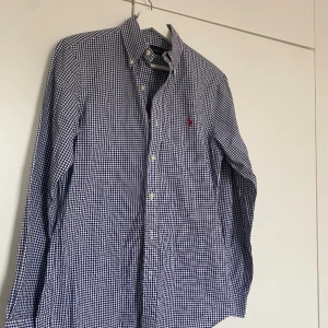 Ralph lauren skjorta "Flannel" - Snygg raffe skjorta i fint använt skick perfekt nu mot vår/sommar☀️! Står Xs i skjortan men sitter som en S   (finns bild på jämförelse med en vanlig Xs) 