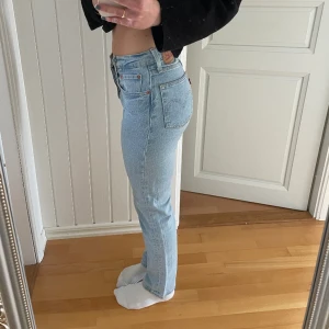 Levi’s 501 jeans  - Säljer dessa blåa 501 jeansen från Levi’s. Använda några gånger, men är i jätte fint skick! Säljer då de blivit lite för små för mig och kommer därför inte till användning💓 Skriv vid frågor! ☺️