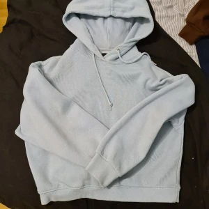 Hoddie - Cropad hoddie som inte används längre, ör använd i gott skick