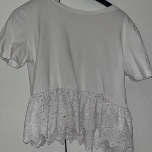 Zara topp - Säljer denna jätte söta toppen/volang toppen från zara i storlek S/XS🥰