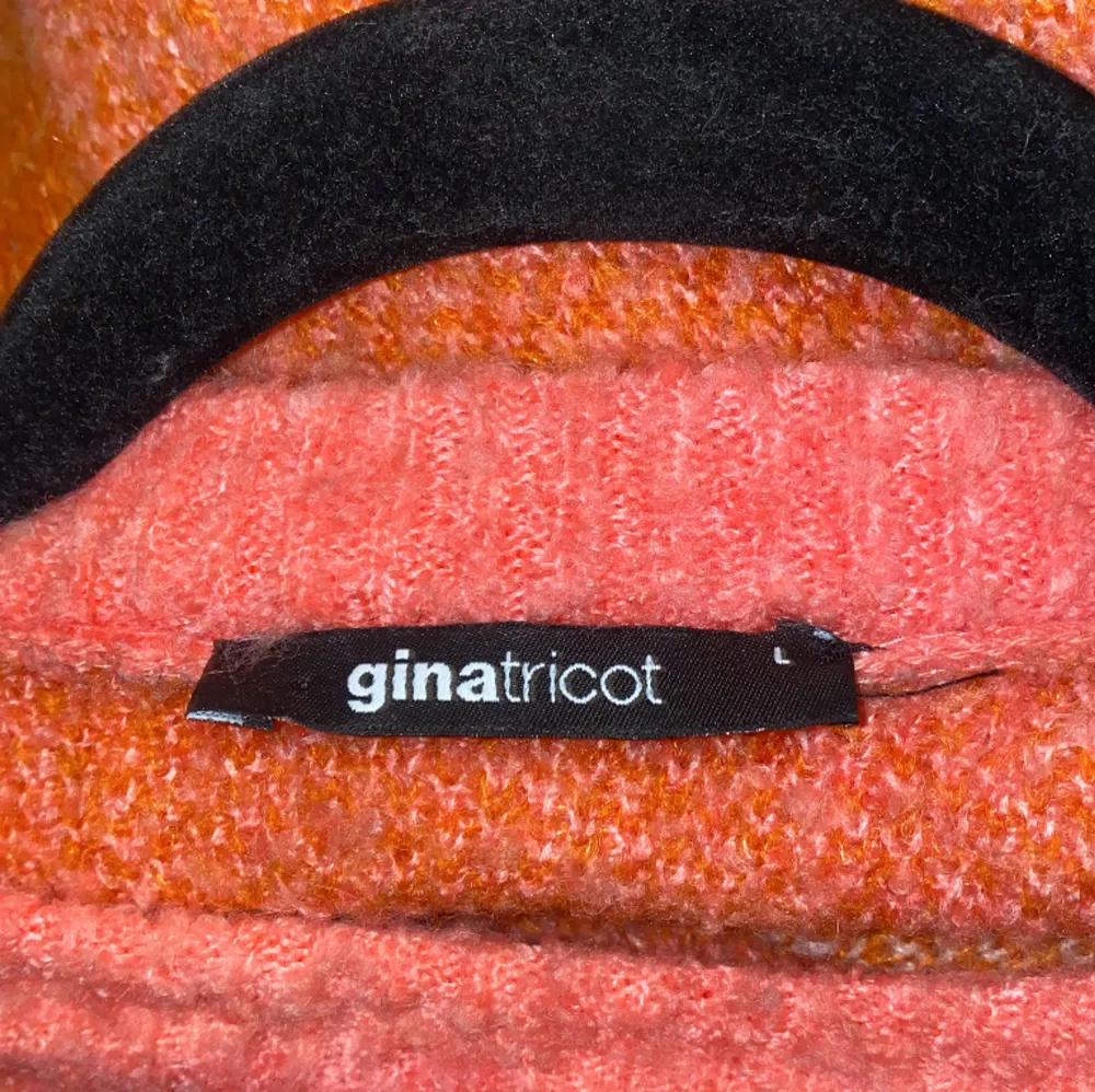 En somrig stickad tröja från ginatricot i storlek L. . Stickat.