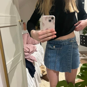 Zara jeans shorts/kjol - Blåa jeans shorts/kjol från Zara. Aldrig använda prislappen kvar. Storlek 13-14, 164cm
