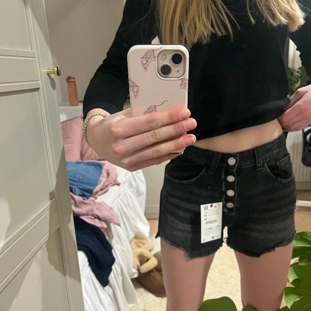 Svarta shorts från Zara aldrig använda, storlek 13-14, 164cm. Shorts.