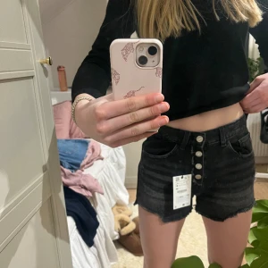 Svarta jeans shorts - Svarta shorts från Zara aldrig använda, storlek 13-14, 164cm