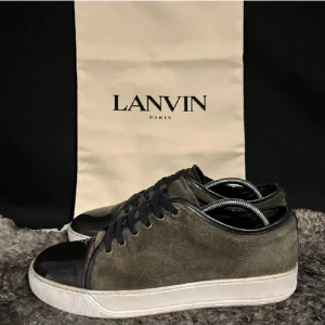 Lanvin  - Tja, säljer dessa feta lanvins i grymt skick (8,5/10) uk 7 och de passar 42-43.  Hör av er vid frågor eller byten ✔️ Dem är en blandning av grön och brun 🟢🟤
