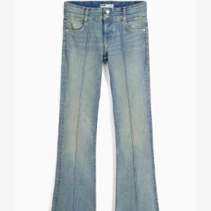 Bootcut jeans från bershka - Säljer dom populära jeansen från bershka med prislapp kvar då det blev en dubblett. Det är den ljusaste färgen. Dom är helt oanvända så skick är 10/10. Orginalpris: 385 kr  Pris går att diskutera Skriv om du har frågor Tryck gärna på köp nu🥰