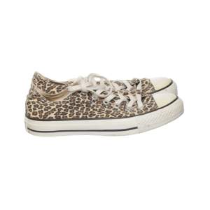 Säljer dessa supersnygga leopard mönstrade skor från converse. Passar perfekt nu till våren. Är i bra skick. Stl 37,5 men passar även 38. 