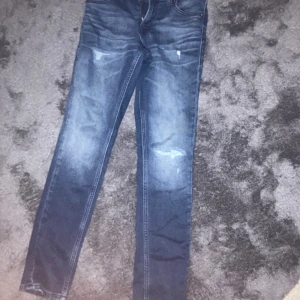 Jeans  - Jack&jonse jeans har inte haft dom nån gång dom har bara vart i min garderob  Slim fit 