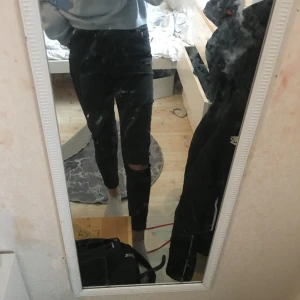 Skinny Jens  - Stl xs  svarta oandvända Jens med hål på bena. jätte fina 💗