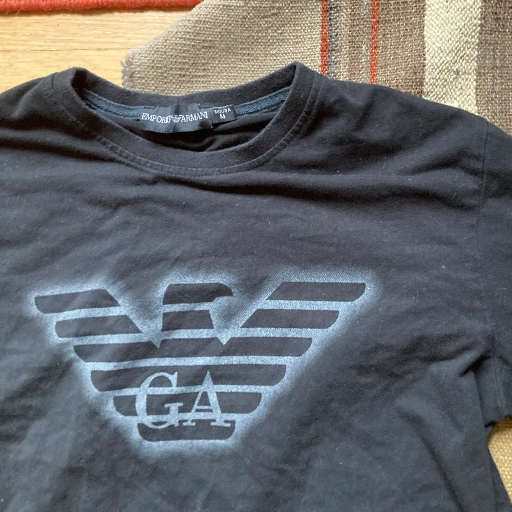 Stilren långärmad tshirt av Giorgio Armani med snygg logotyp. Skriv för frågor mm. T-shirts.