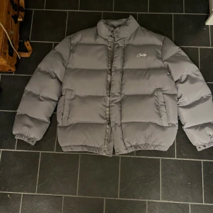 Corteiz bolo puffer (grå/silver) OBS: re*p - Sjukt snygg oanvänd puffer-jacka. Inte äkta (re*p) men 100% one to one, dvs precis som en riktig. Passar M/L. Kontakta mig för fler bilder eller information.