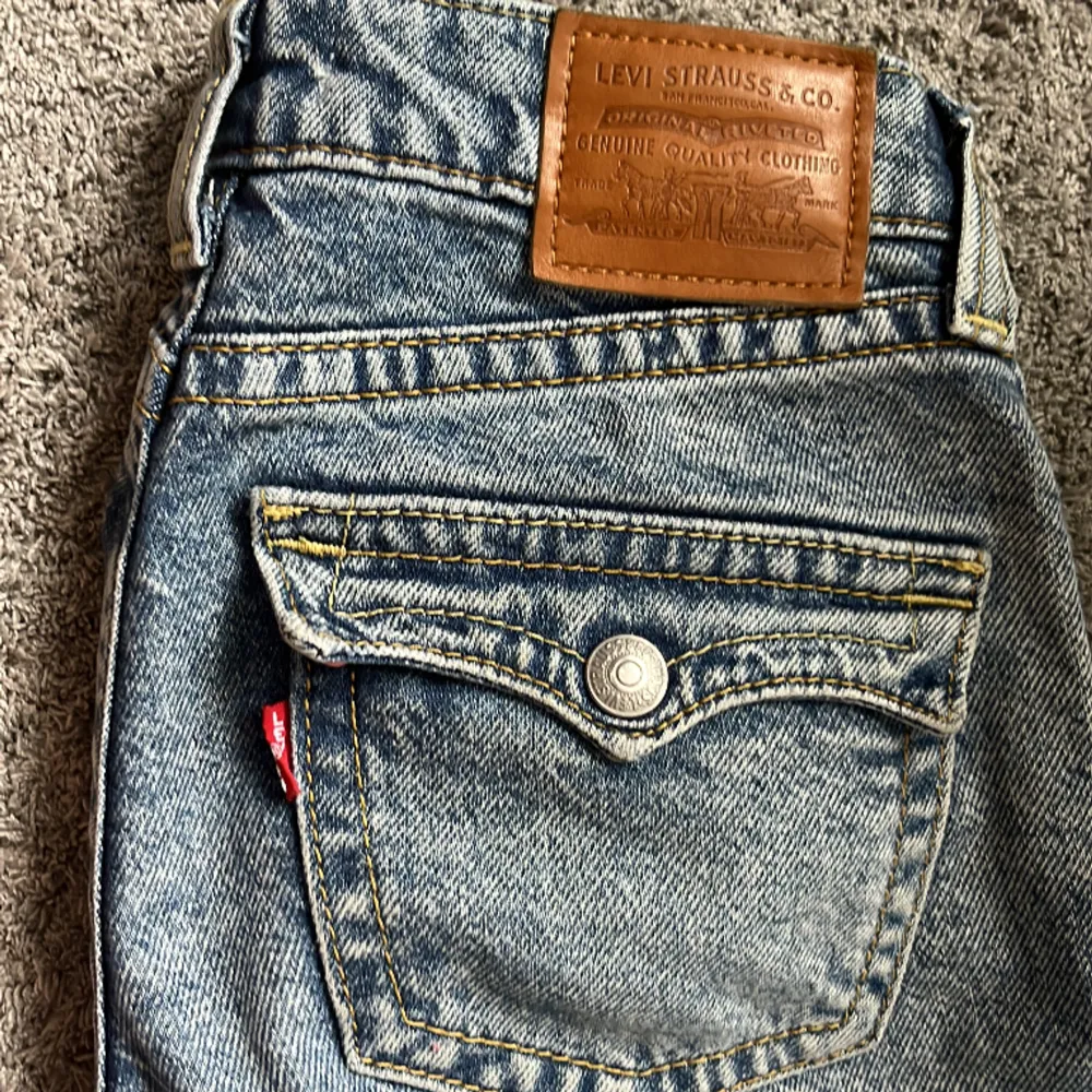 Ljusblåa Levis Bootcut jeans, använt fåtal gånger och är i bra skick. Storlek 24. . Jeans & Byxor.