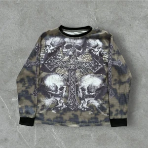 Grunge Drain Alternative Skull Sweatshirt - Cool grunge drain alternative dödskalle sweatshirt i fint skick. Säljer då den inte kommer till användning. Storlek S men passar som en regular M. För mått kontakta mig 🌟