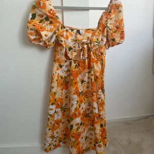 Sommar klänning😍 - Super söt klänning till sommaren! Endast använd 1 gång, så väldigt bra skick.  Hör av dig vid intresse🙌🙌