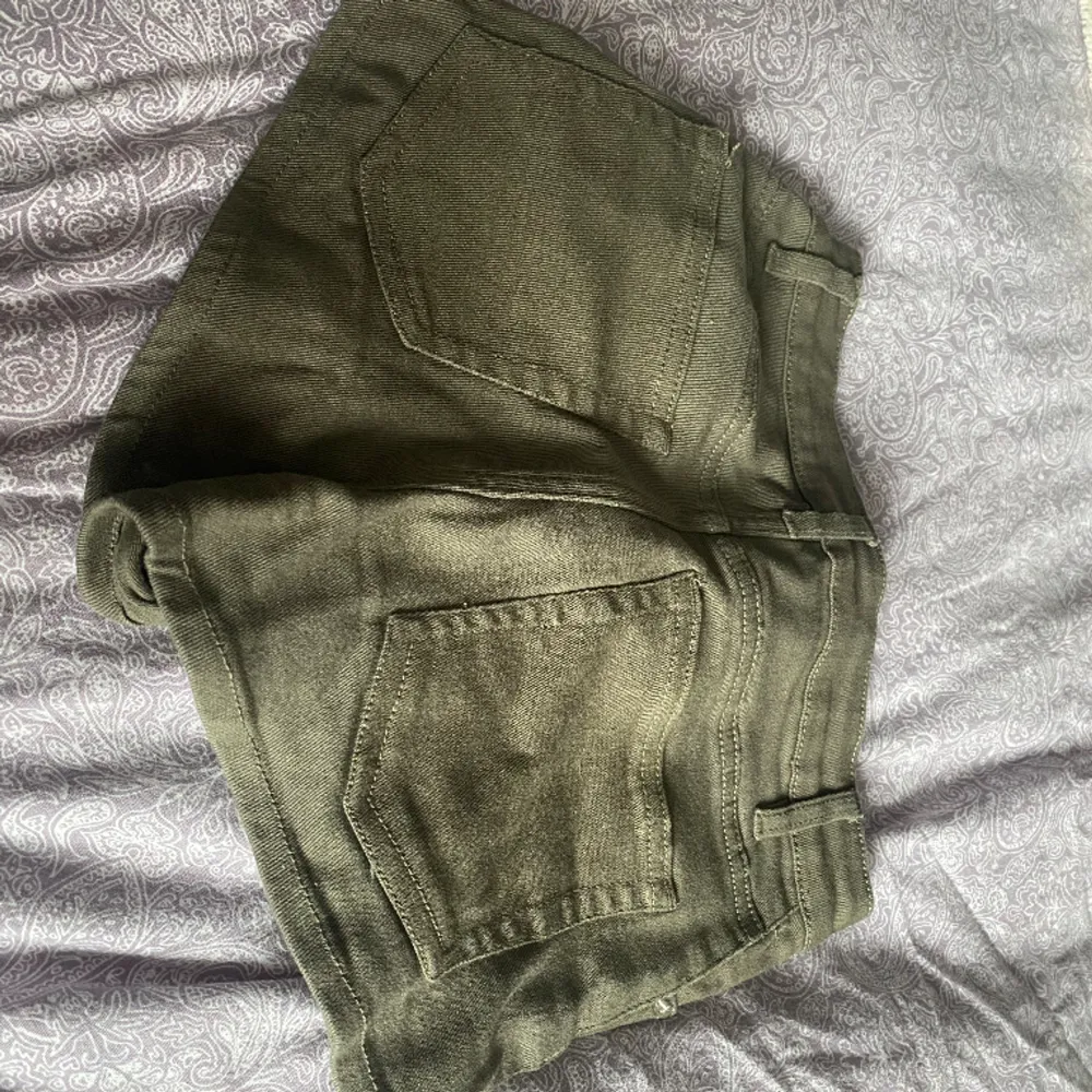 Mini shorts i storlek 32, 50kr. Shorts.