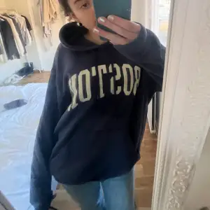 Skitsnygg hoodie med text Boston. Använd 2 ggr😇