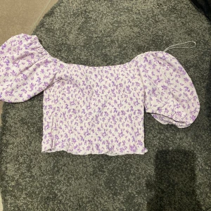 Sommartopp  - En super söt sommartopp från Gina Tricot. Väldigt bra skick, använt fåtal gånger. Perfekt nu när våren är här och nu när det snart är sommar. Passar fint till både jeans, shorts och en kjol.
