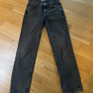 Svarta jeans - Säljs då de har blivit lite för korta för mig. Lite trasiga längst ner, se bild 2. Pris kan diskuteras💕