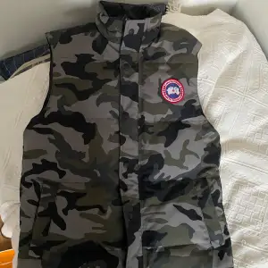 Säljer min Canada Goose väst då den är för liten, använd några gånger utan defekter. Pris kan diskuteras i dm