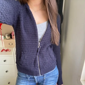 Mörkblå tröja - Super fin, trendig tröja! Storlek S, säljer eftersom den tyvärr inte kommer till användning längre💞