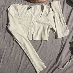 Vit topp - Fin vit topp från h&m med knappar 