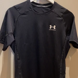 Under armor compression tshirt  - Under armour compression tshirt I storlek M  Använt ett par gånger men är i bra skick 