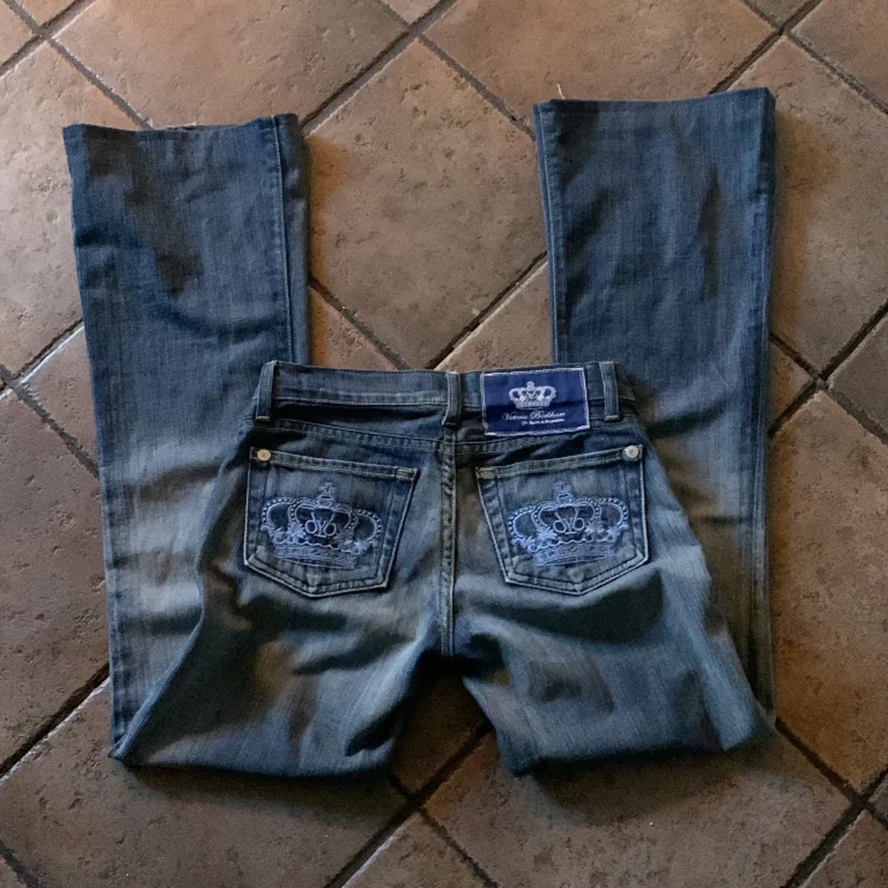 Säljer mina så snygga victoria beckham jeans då de är lite stora på mig. Har sytt upp dom! midjemått: ca 35-36cm tvärsöver Innerbenslängd: 75cm, men går att sprätta upp och få de ganska mycket längre!!💕. Jeans & Byxor.