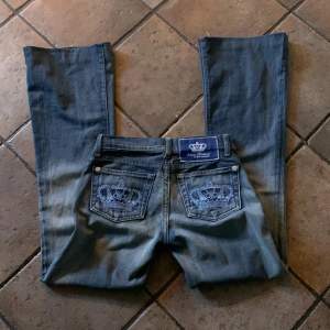 Säljer mina så snygga victoria beckham jeans då de är lite stora på mig. Har sytt upp dom! midjemått: ca 35-36cm tvärsöver Innerbenslängd: 75cm, men går att sprätta upp och få de ganska mycket längre!!💕